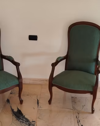 Poltrone tappezzate con tessuto verde