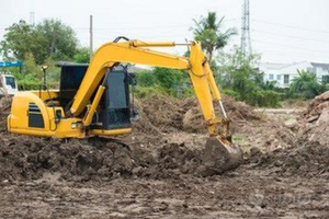 Lavori pulizia terreni agricoli.tura con escavttor