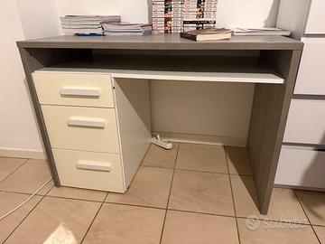 Tavolo per fare compiti con casetta