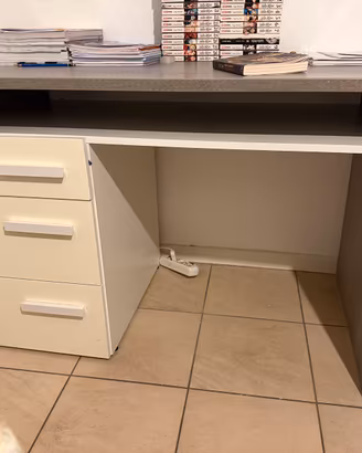 Tavolo per fare compiti con casetta