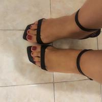 Sandali in pelle con tacco molto usati