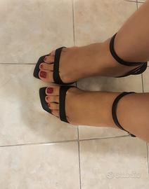 Sandali in pelle con tacco molto usati