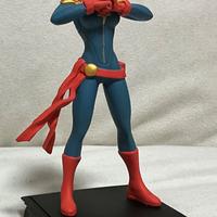 Miniatura Capitan Marvel con rivista