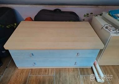 Comodino con 2 cassetti.