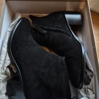 Stivaletti in camoscio nero 