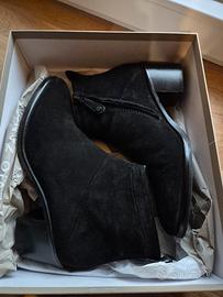 Stivaletti in camoscio nero 