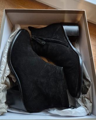 Stivaletti in camoscio nero 