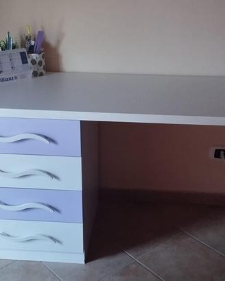 Scrivania con cassetti