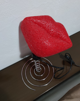 Lampada rossa a forma di bocca