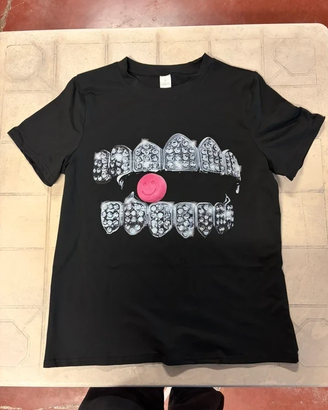 maglia streetwear con stampa y2k