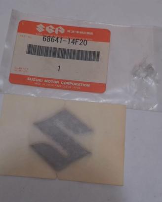 EMBLEMA S BURGMAN 250-400 SUZUKI 68641-14f20