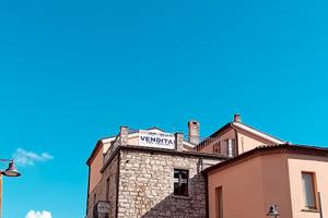 Appartamento con terrazzo in stabile ricostruito;