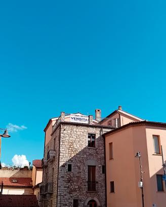Appartamento con terrazzo in stabile ricostruito;