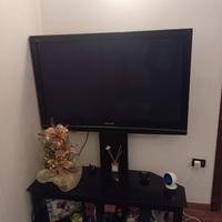 Piantana porta TV con televisore 55 pollici 
