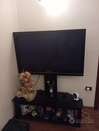 Piantana porta TV con televisore 55 pollici 