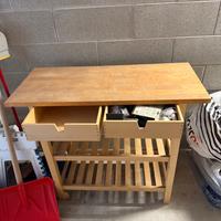 tavolo da lavoro in legno con cassetti e ruote