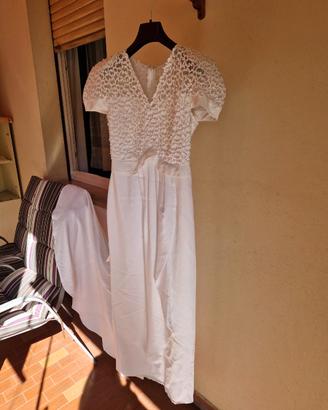 Abito da sposa lungo in raso bianco