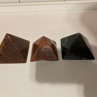 Tre modellini piramidi pietra naturale