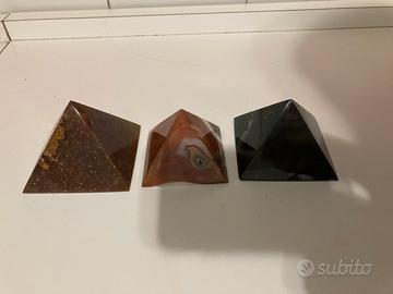 Tre modellini piramidi pietra naturale