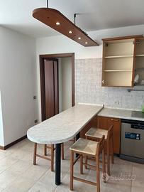 Penisola Cucina Moderna + 4 Sgabelli e Lampadario