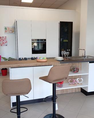 cucina lineare con isola attrezzata
