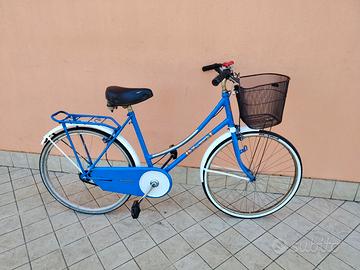 Bicicletta da 24 celeste è bianca con cesto meccan
