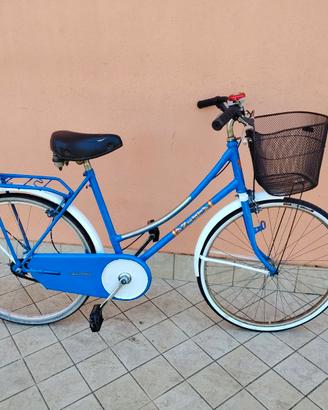 Bicicletta da 24 celeste è bianca con cesto meccan
