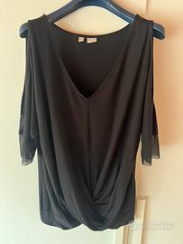 T-shirt curvi con spalle scoperte e nodo in vita