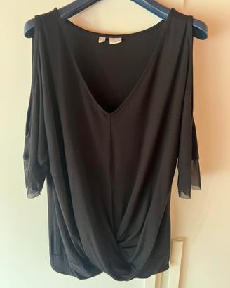 T-shirt curvi con spalle scoperte e nodo in vita