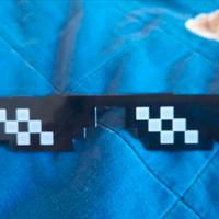 occhiali da sole con pixel