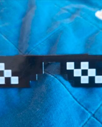 occhiali da sole con pixel