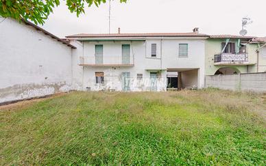 BIFAMILIARE CON AMPIO TERRENO E GIARDINO PRIVATO