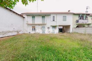 BIFAMILIARE CON AMPIO TERRENO E GIARDINO PRIVATO