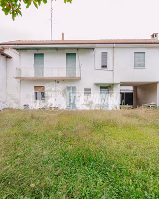 BIFAMILIARE CON AMPIO TERRENO E GIARDINO PRIVATO