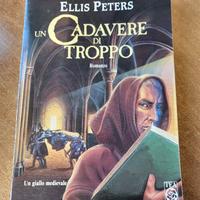 Libro Un Cadavere di Troppo 