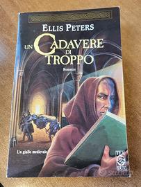 Libro Un Cadavere di Troppo 