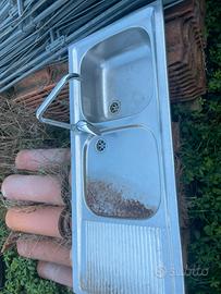 Lavello inox con rubinetto