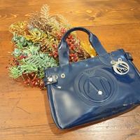 Borsetta in vernice blu AJ