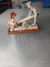 Personaggi su altalena