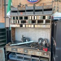 Banco lavoro con casse metalliche arredo industria