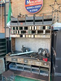 Banco lavoro con casse metalliche arredo industria