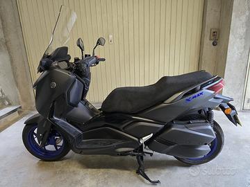 YAMAHA X MAX 300 2025 MBL2 ICON BLACK-ruote blu