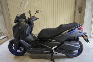 YAMAHA X MAX 300 2025 MBL2 ICON BLACK-ruote blu