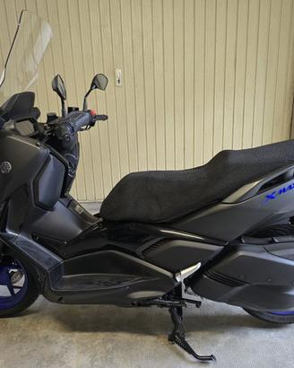 YAMAHA X MAX 300 2025 MBL2 ICON BLACK-ruote blu