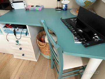scrivania angolare verde e bianca