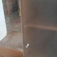 SPECCHIO CON PICCOLO ARMADIO E PRESA