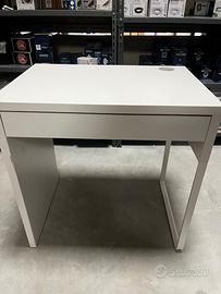 Scrivania, tavolo per pc