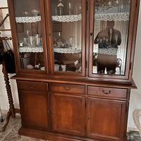 credenza con vetri.