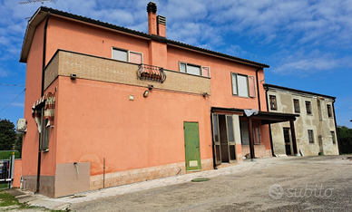 Due immobili con terreno agricolo