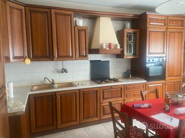 Cucina con forno e frigo funzionanti